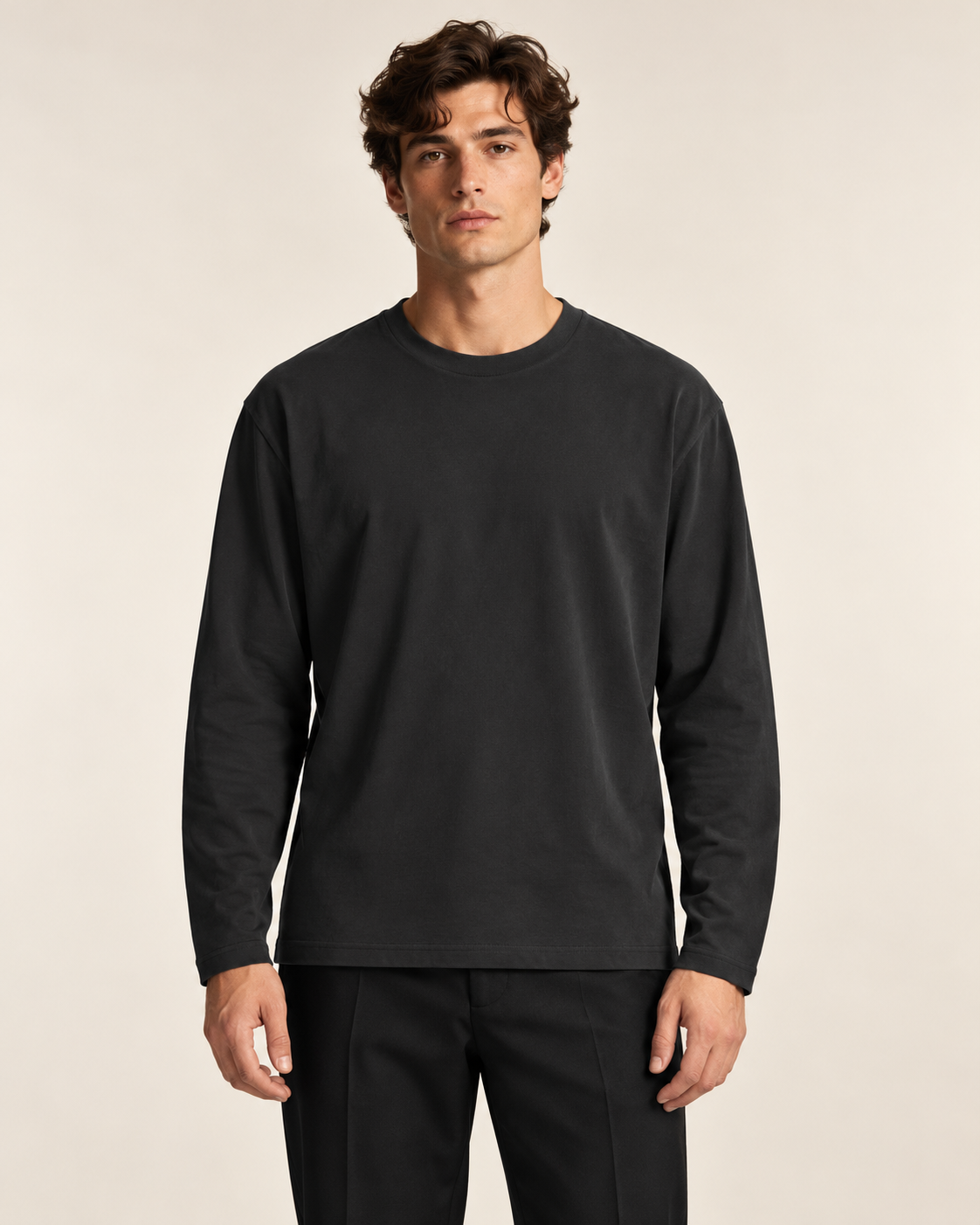 Ardore Foundation Longsleeve – pasvorm op model (AI-visualisatie)