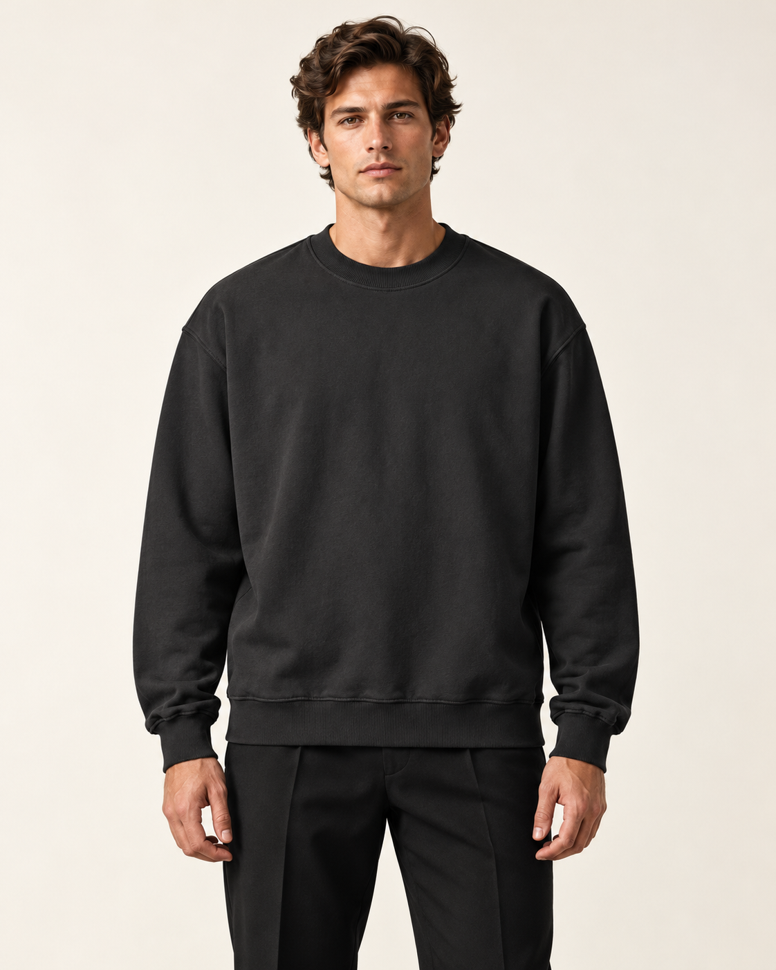 Ardore Essential Crew – pasvorm op model (AI-visualisatie)