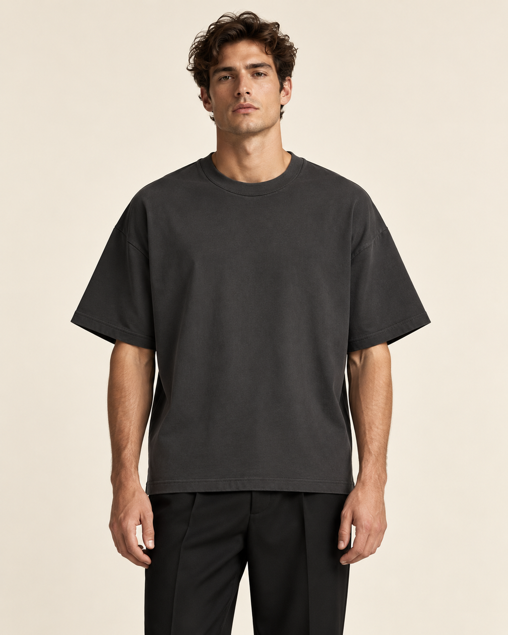 Ardore Core Box Tee – pasvorm op model (AI-visualisatie)