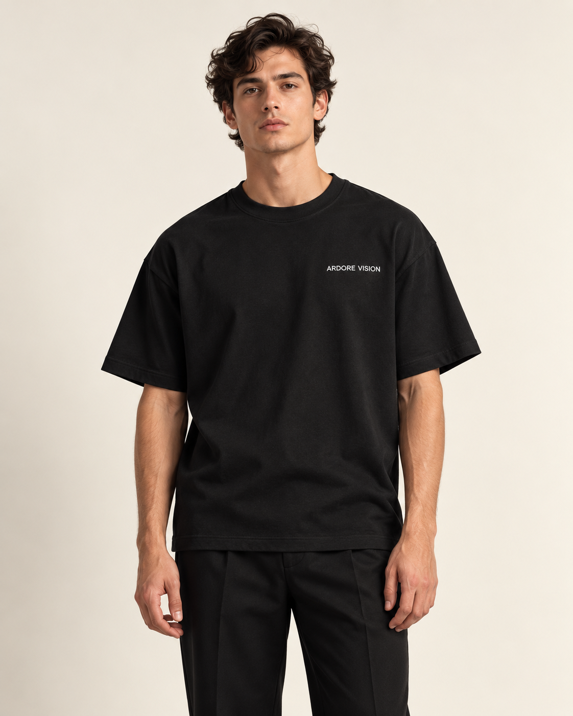 Ardore Signature Tee – pasvorm op model (AI-visualisatie)